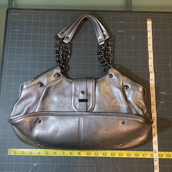 🎉HP! 🤩 EUC: Kenneth Cole silver handbag - Picture 12 of 12